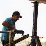 Incontriamo infatti il signore vicino allo scafo, mentre � alle prese con un�asse in legno che sta modellando con la levigatrice